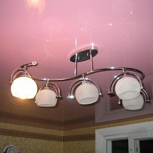 Как повесить светильник на потолок
